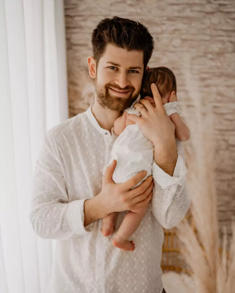 Baby- und Familienshooting Papa mit Baby auf dem Arm