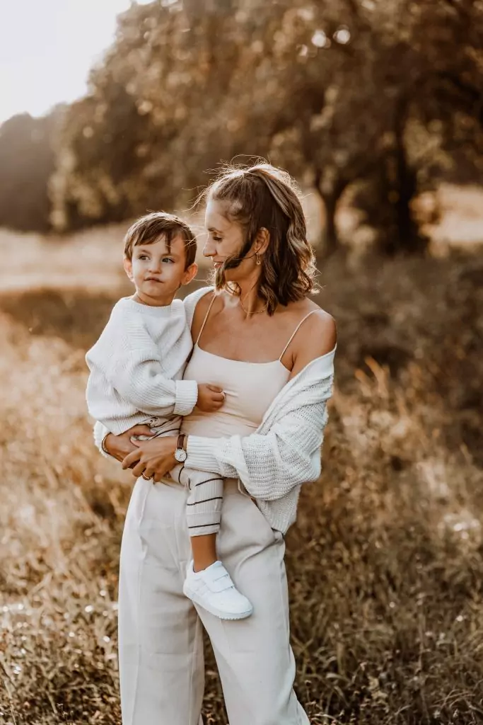 Familienshooting draußen Mama mit Junge