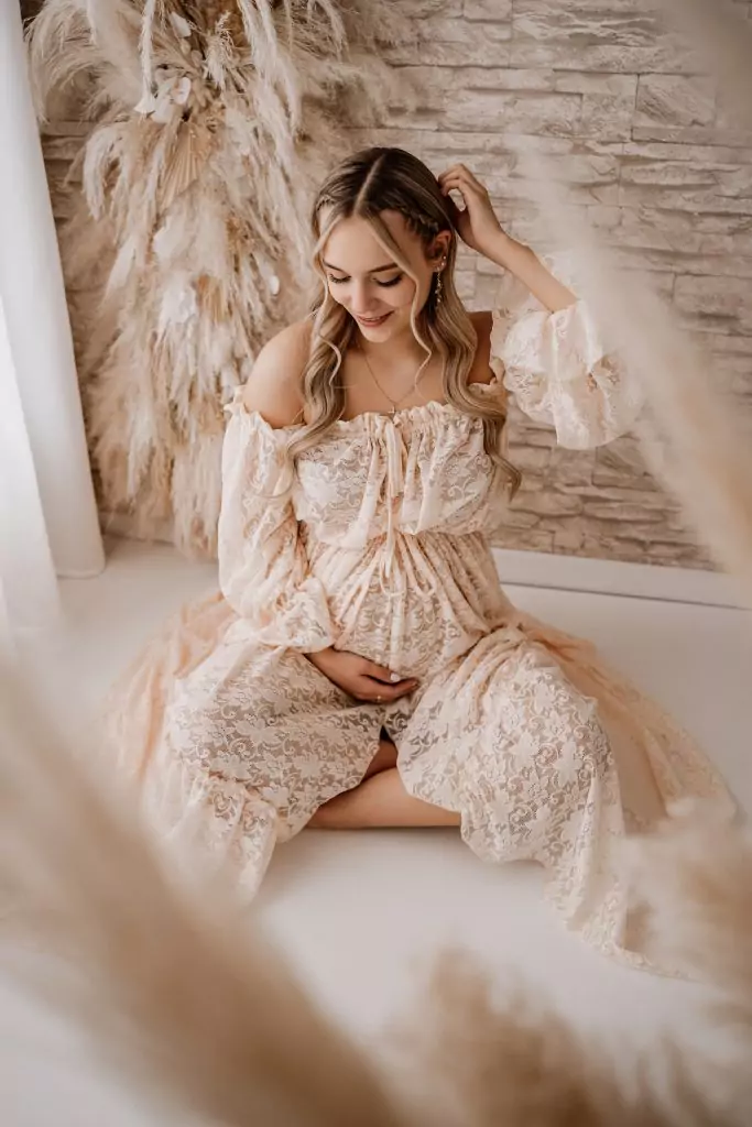 Baby- und Familienshooting sitzend auf dem Boden