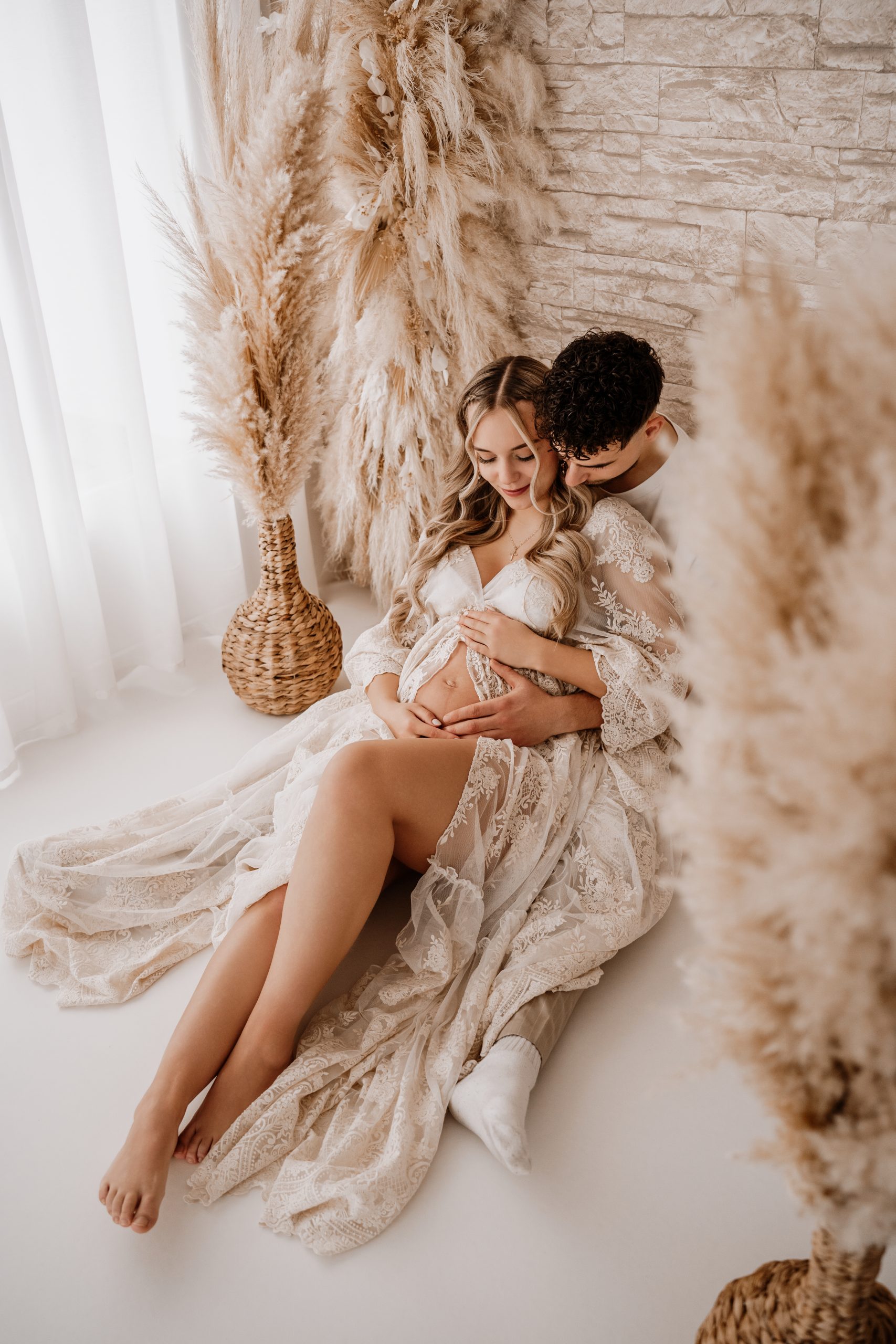 Babybauchshooting mit Partner auf dem Boden
