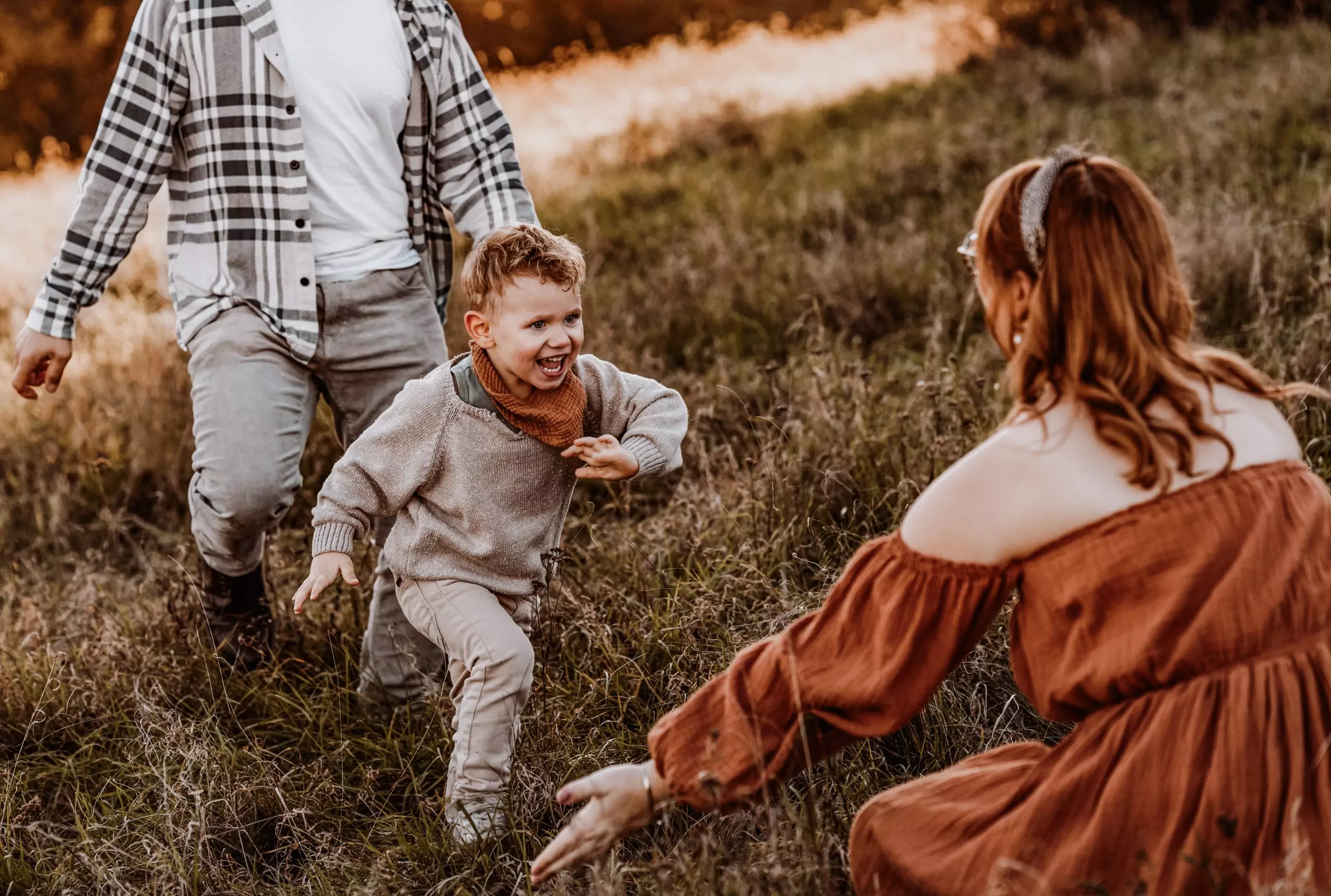 Familienshooting rennendes Kind
