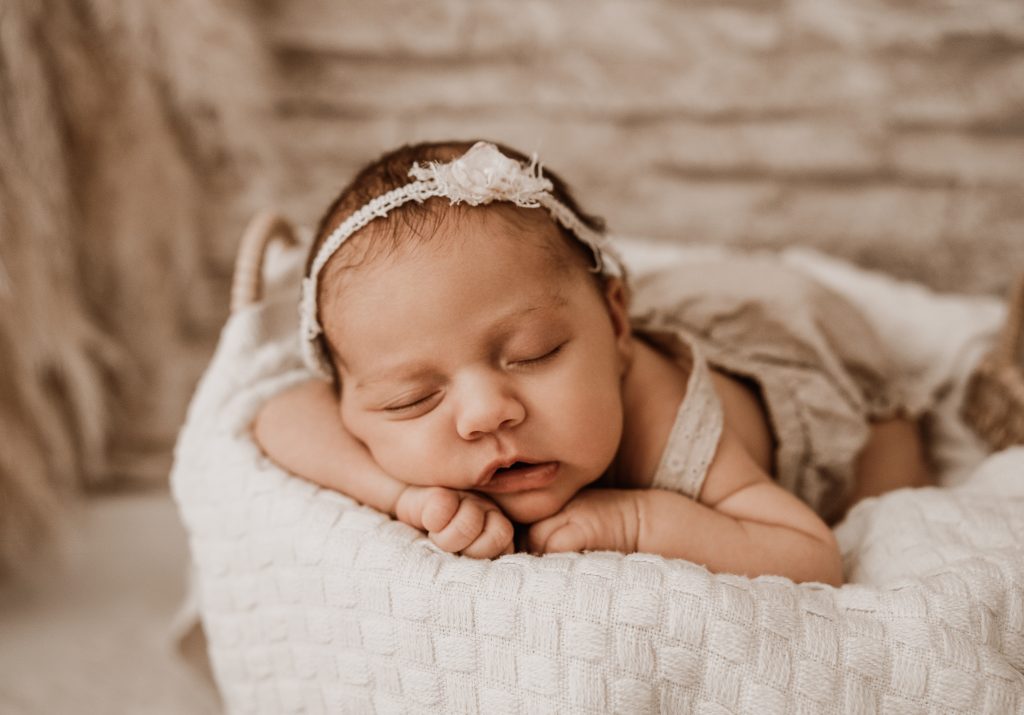 Neugeborenes im Körbchen