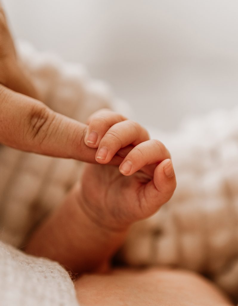 Neugeborenenshooting Hand Detail