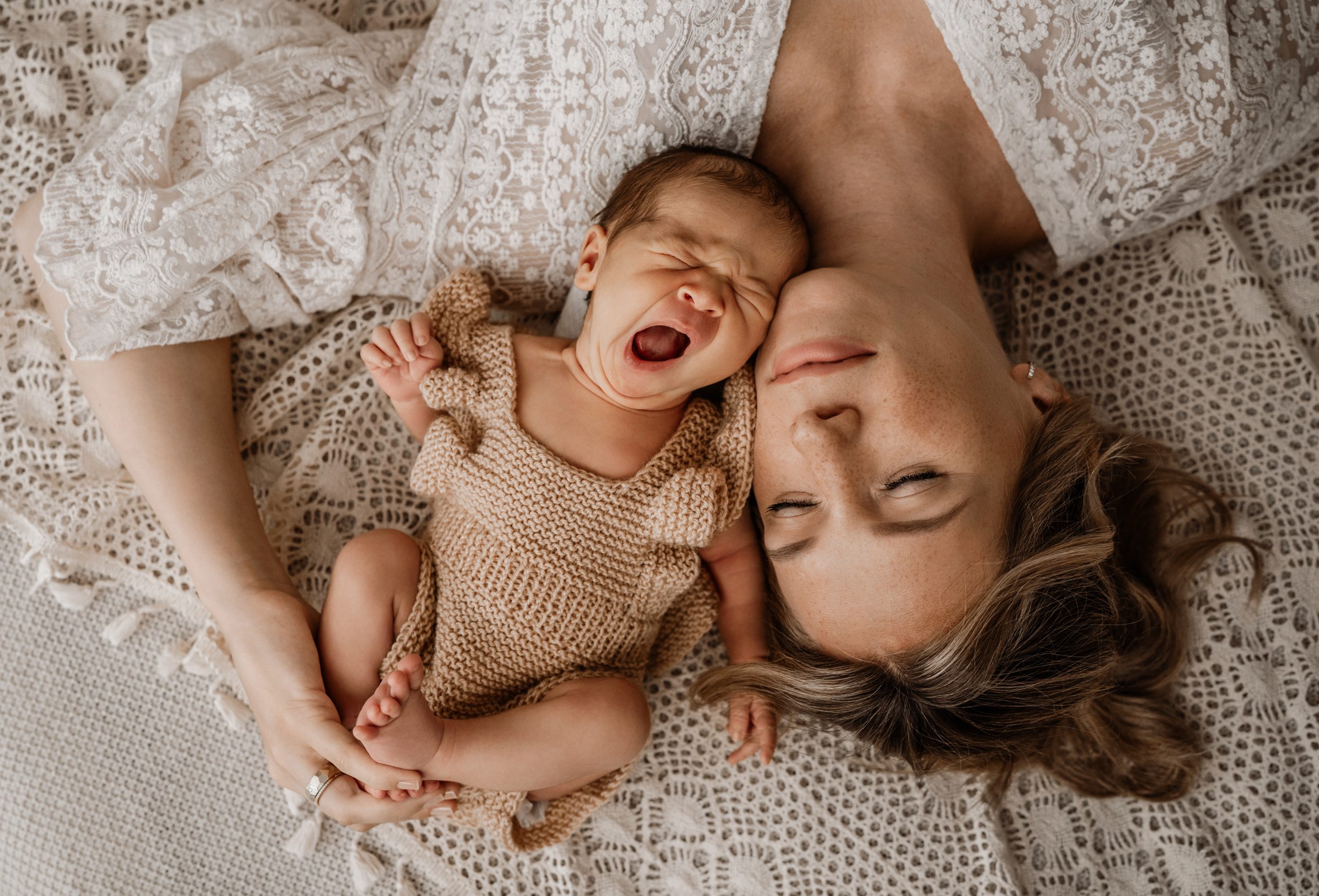 Baby- und Familienshooting Mama kuschelt mit Baby