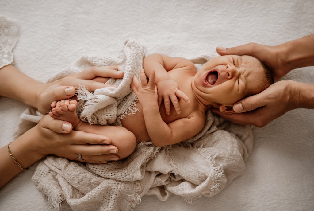 Neugeborenenshooting gähnendes Baby