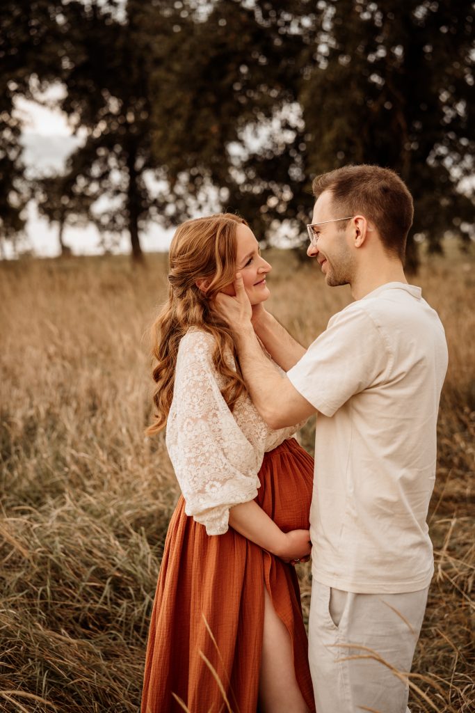 Babybauchshooting draußen mit Partner