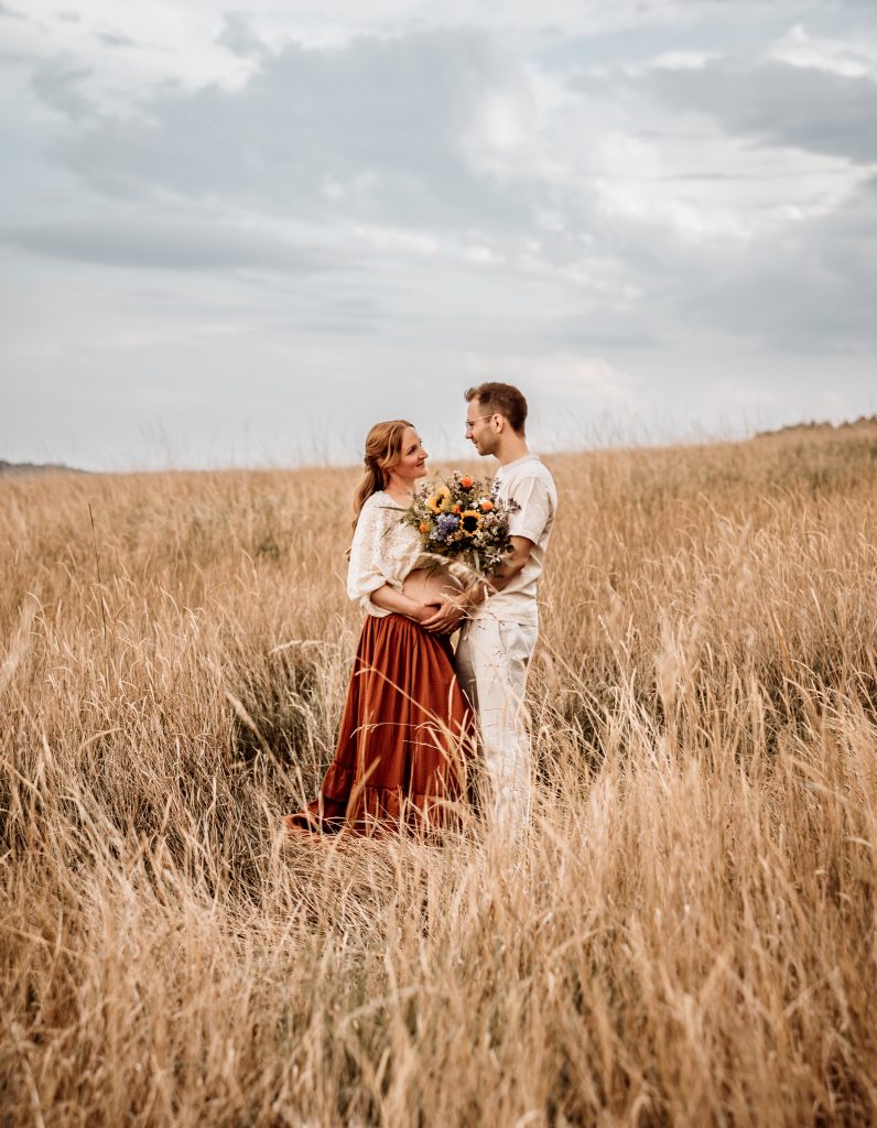 Babybauchshooting draußen im Feld