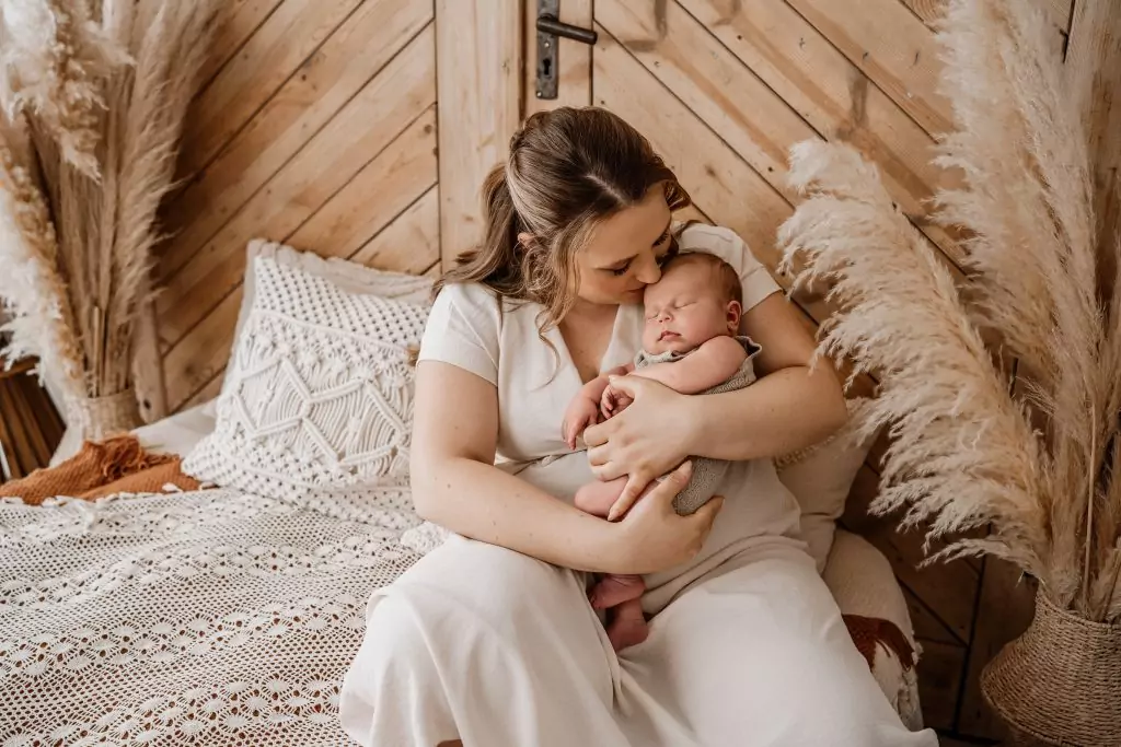 Neugeborenenshooting mit Mama