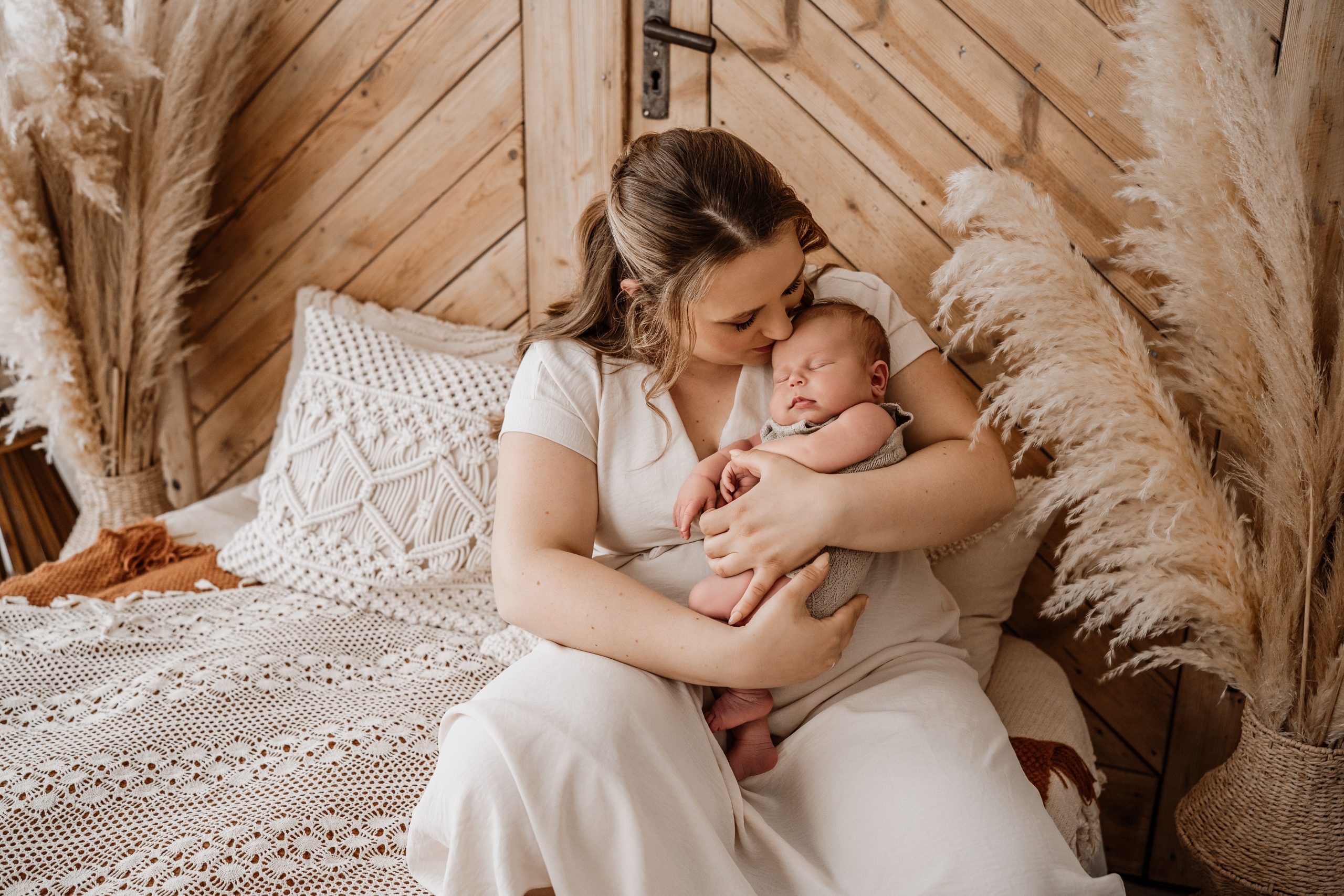 Neugeborenenshooting mit Mama