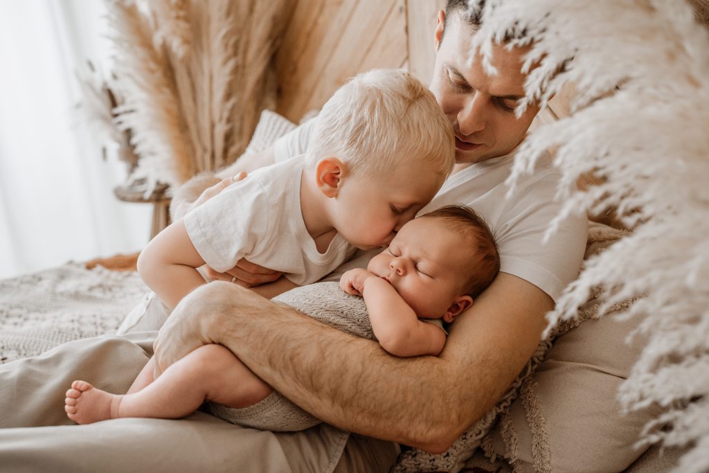 Neugeborenenshooting mit Papa und Bruder