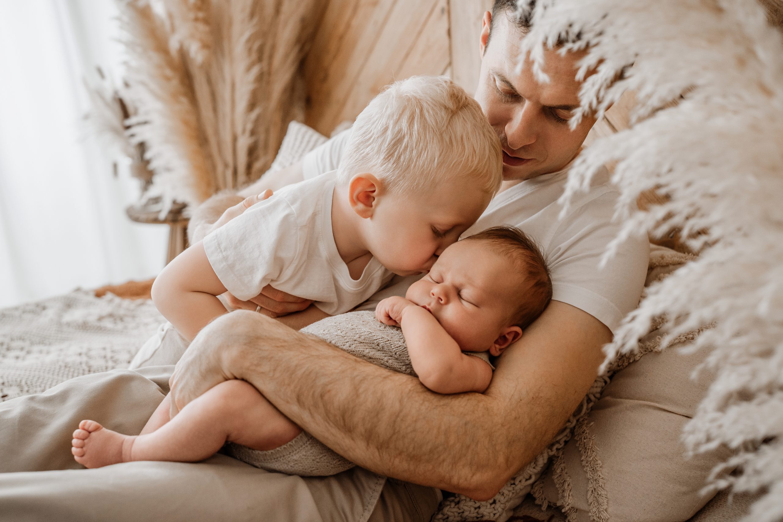 Neugeborenenshooting mit Papa und Bruder