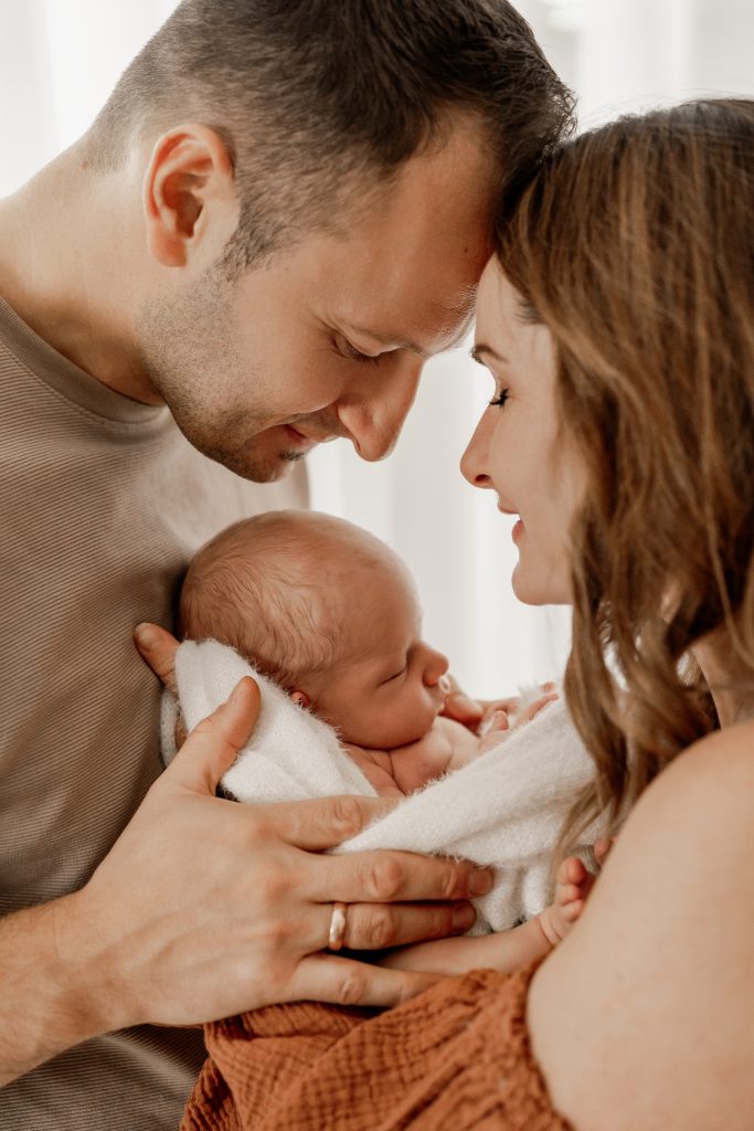 Neugeborenenshooting seitlich vorm Fenster