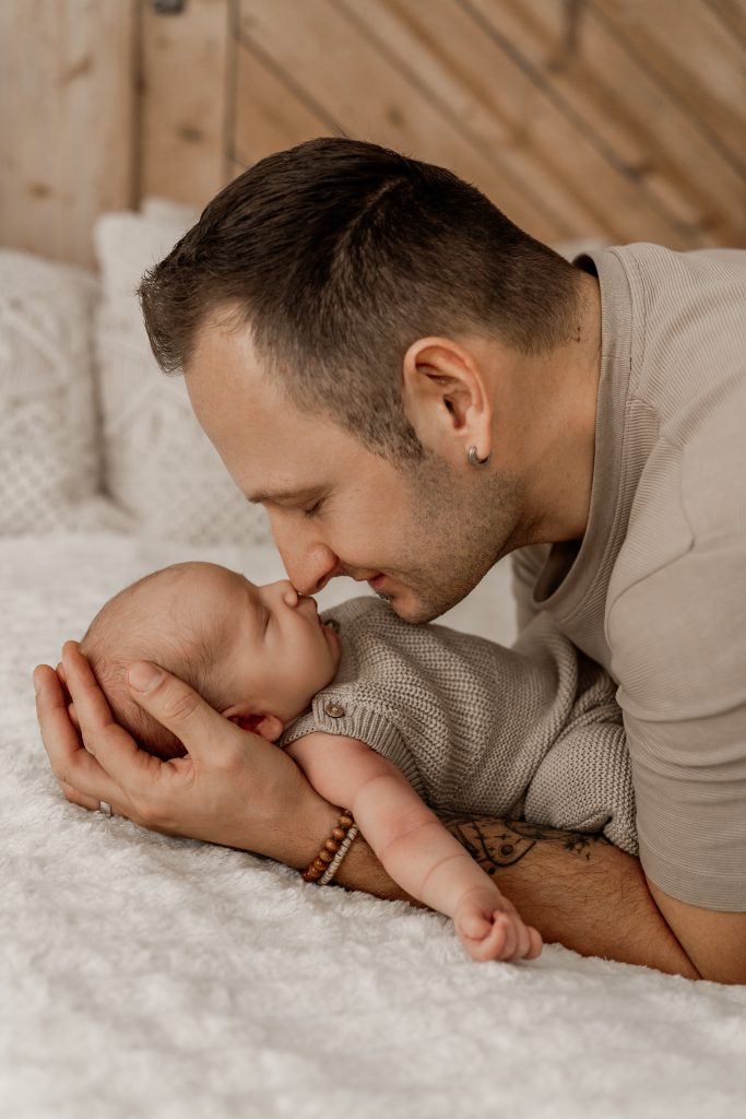 Neugeborenenshooting Papa mit Baby