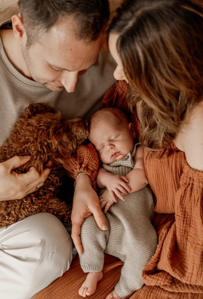 Neugeborenenshooting mit Hund