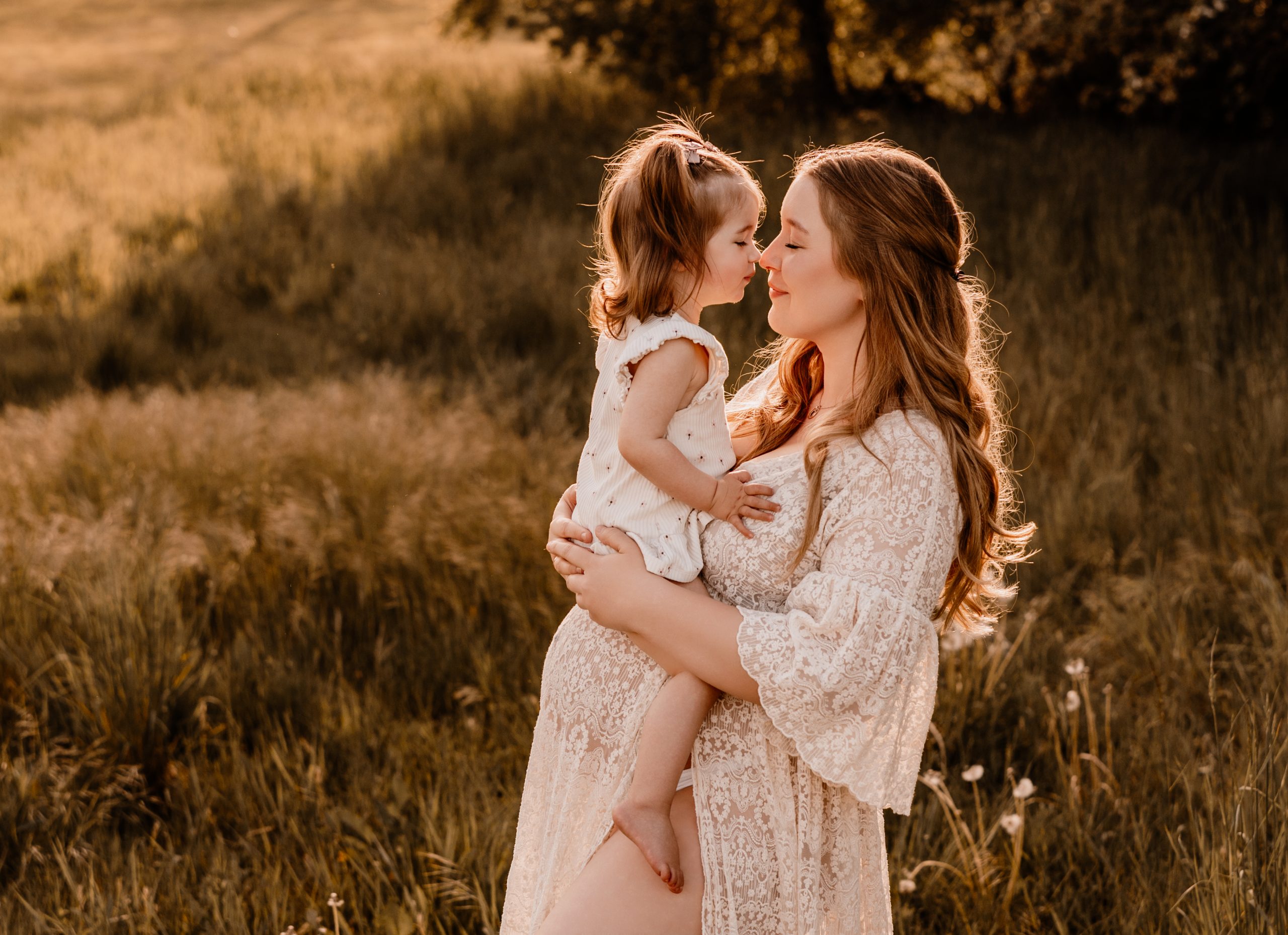 Neugeborenes Mama mit Babybauch und Kleinkind