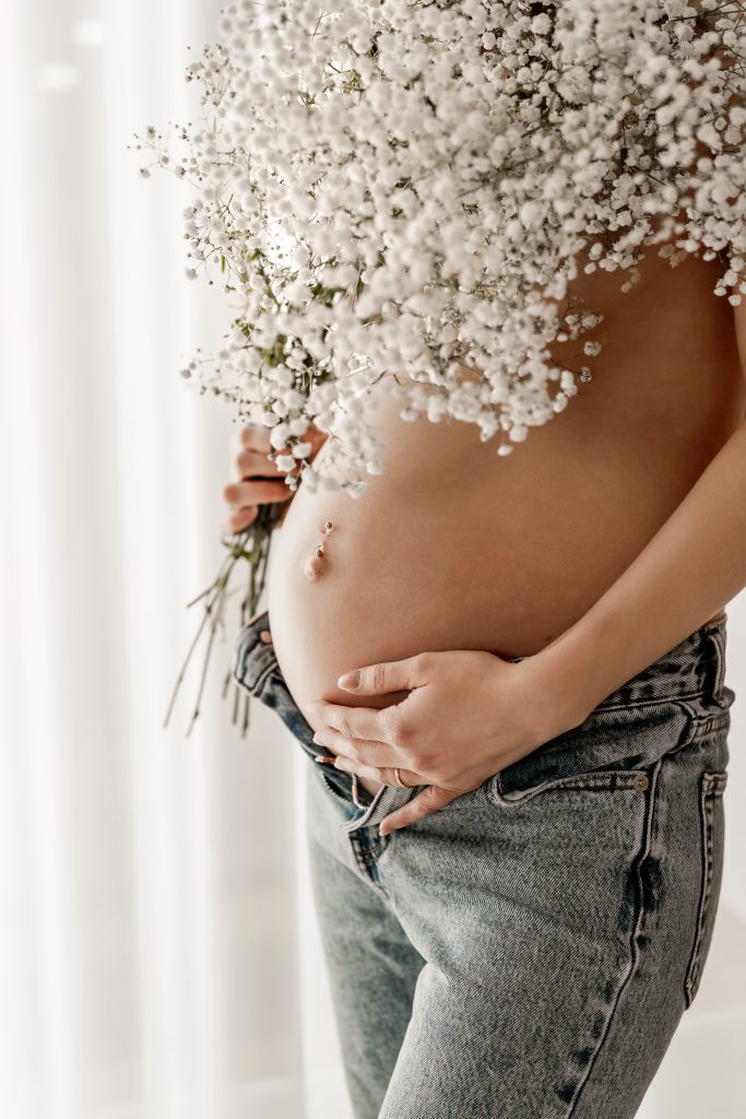 Babybauchshooting Detailbild mit Schleierkraut