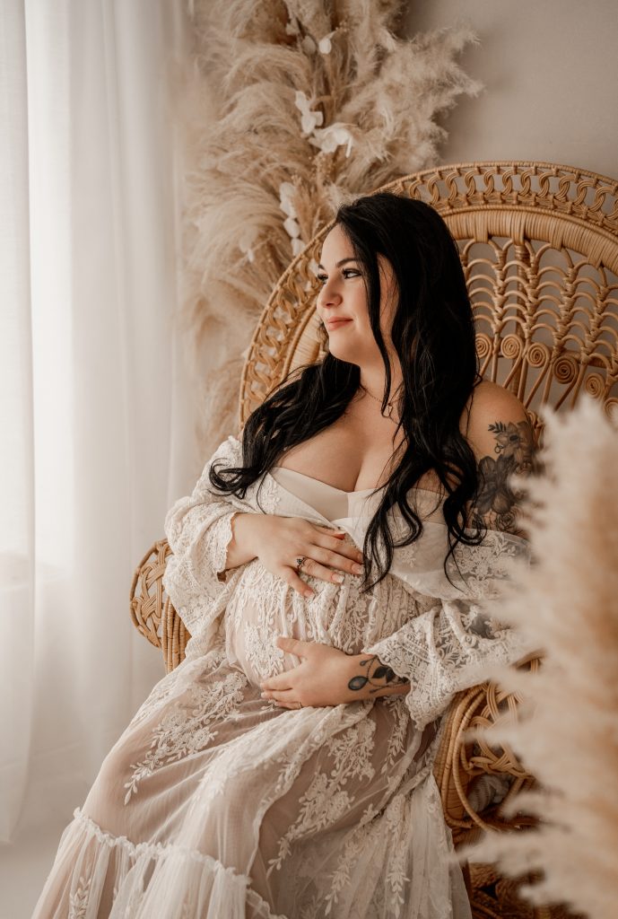 Babybauchshooting alleine auf Stuhl